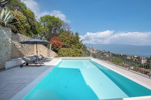 Fantastische Villa mit privatem Pool, Seeblick und Terrassen; Doppelgarage