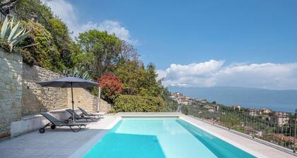 Villa fantastique avec piscine privée, vue sur le lac et terrasses ; garage double
