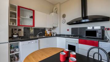 Coffee/tea maker, fridge, microwave, oven