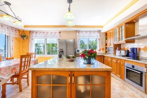 Fridge, microwave, oven, stovetop - Beautiful Villa "Trebol" with Panoramic Views, Wi-Fi, Garden, Terrace and Pool (Mijas)