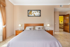 4 makuuhuonetta, silitysrauta/-lauta, ilmainen Wi-Fi, vuodevaatteet