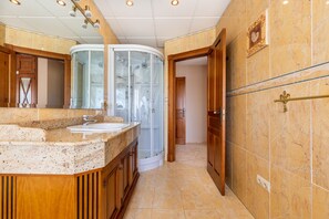 Bathtub, free toiletries, hair dryer, towels - Beautiful Villa "Trebol" with Panoramic Views, Wi-Fi, Garden, Terrace and Pool (Mijas)