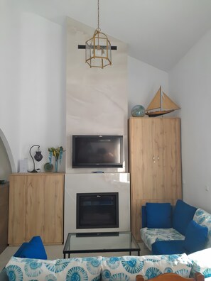 Tv, eldstad och dvd-spelare