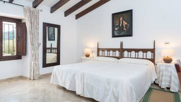 5 bedrooms, iron/ironing board, free WiFi, bed sheets