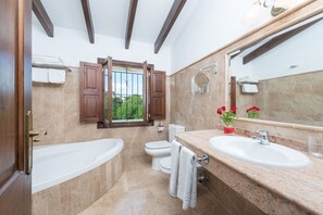 Een bad, een haardroger, handdoeken