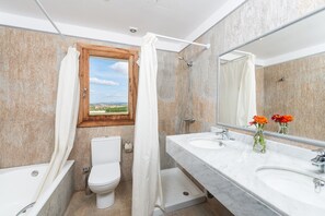 Bañera, secador de pelo, toallas