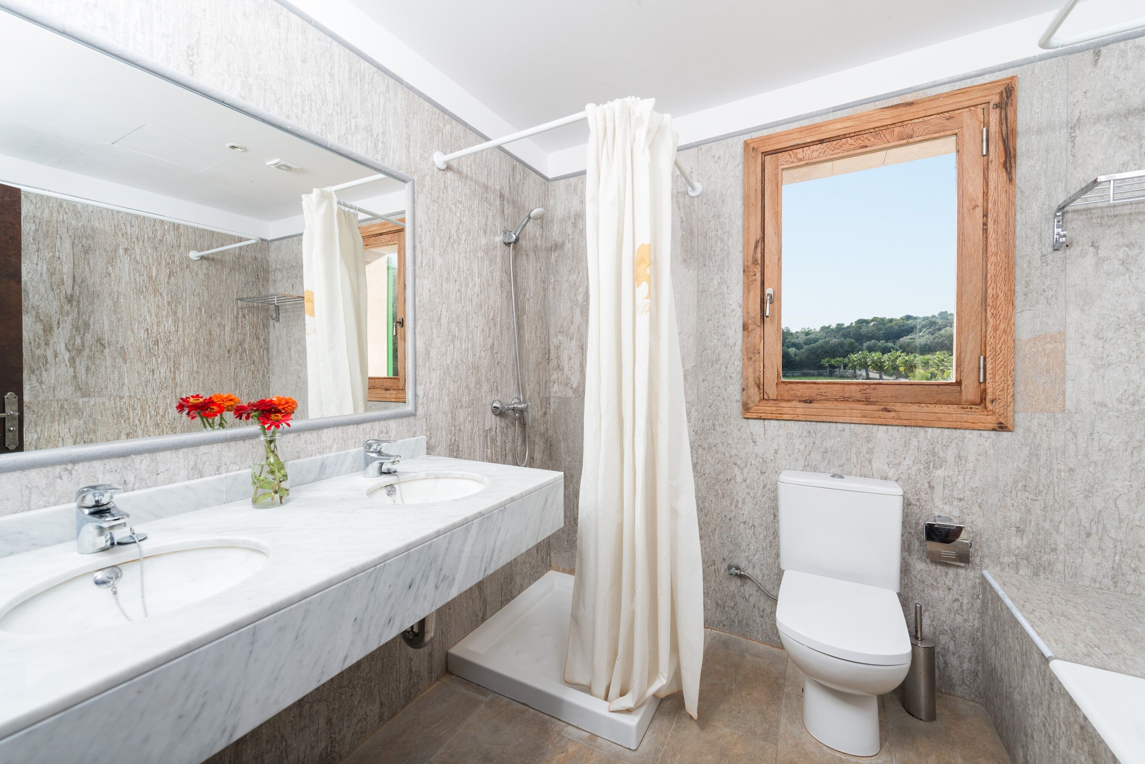 Badewanne, Haartrockner, Handtücher