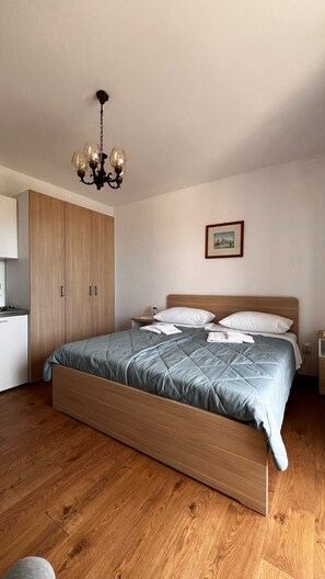 Monolocale (Studio Apartment with Balcony) | Area soggiorno | TV a schermo piatto
