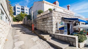 Una escalera de piedra que lleva a un edificio con un letrero que dice 'Prima Market'.