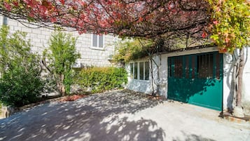 Studio (Studio Apartment with Balcony) | Exterior