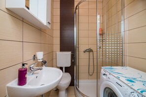 Studio (Studio Apartment with Balcony) | Badezimmer