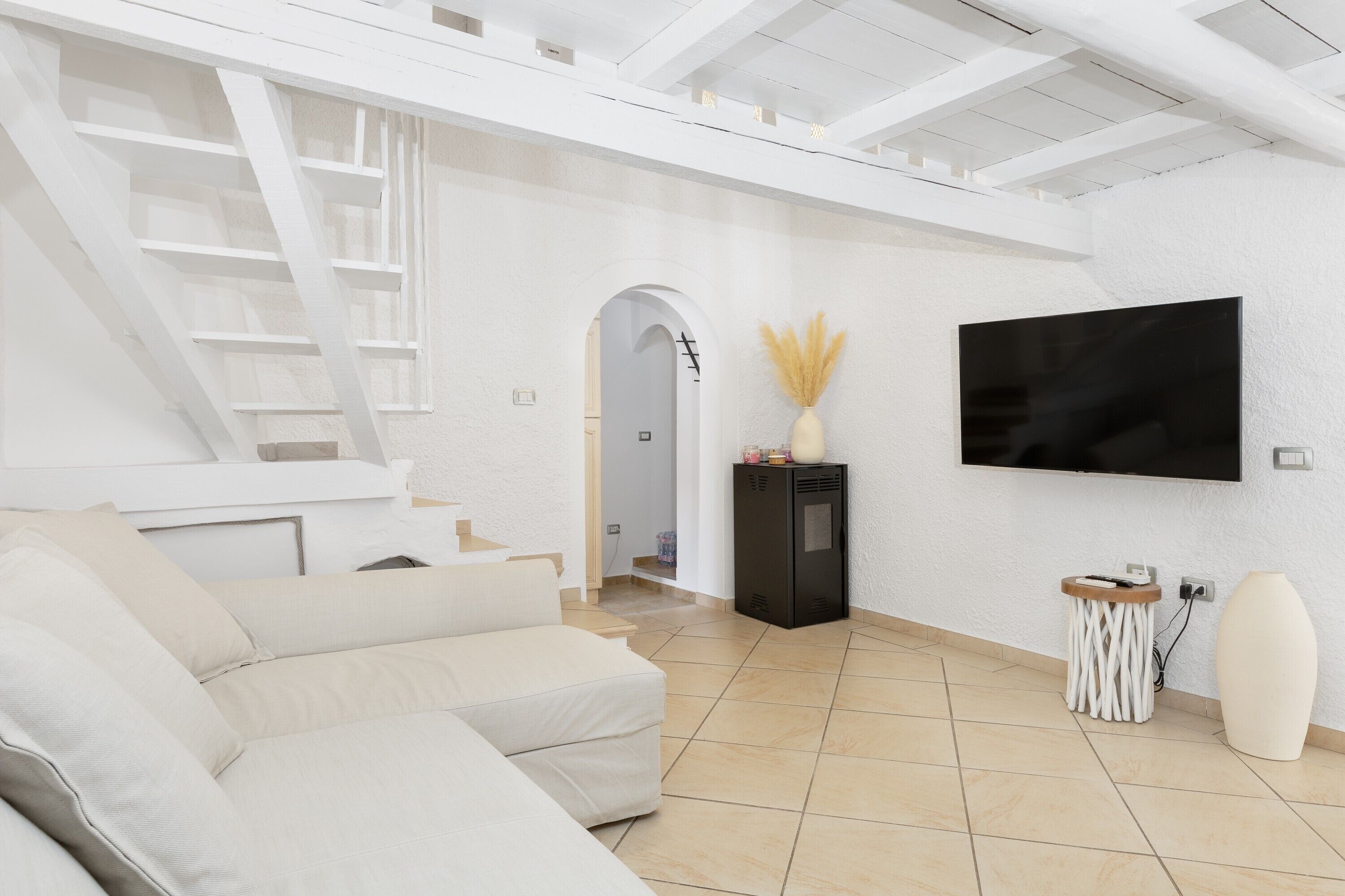 TV, caminetto, lettore DVD, impianto stereo