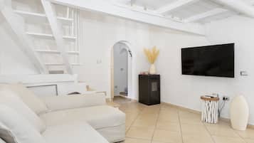 TV, caminetto, lettore DVD, impianto stereo