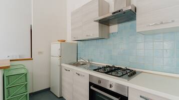 Frigorifero, forno, piano cottura, seggiolone
