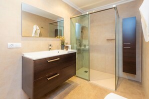 Bañera, secador de pelo, toallas
