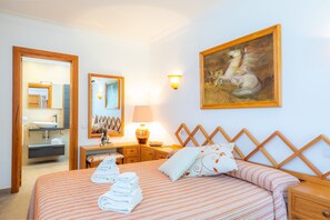 4 slaapkamers, een strijkplank/strijkijzer, gratis wifi, beddengoed