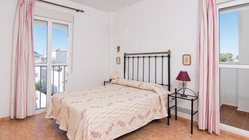 2 slaapkamers, een strijkplank/strijkijzer, gratis wifi, beddengoed