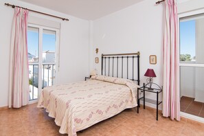 2 bedrooms, iron/ironing board, free WiFi, bed sheets - Holiday Apartment "Las Torres" Close to the Beach and the Center (Conil)