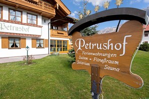Property grounds - Charming Apartment “Petrushof Hochplatte” with Mountain View, Wi-Fi, Balcony (Oberwössen)