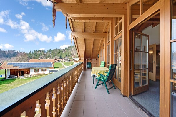 Outdoor dining - Charming Apartment “Petrushof Hochplatte” with Mountain View, Wi-Fi, Balcony (Oberwössen)
