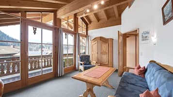 Een televisie en een stereo