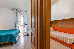 2 habitaciones, tabla de planchar con plancha y ropa de cama 