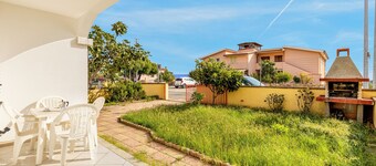 Charming Holiday Home Tanaunella appartamento 2 with Ventilators, Balcony, Terraces & Sea View; Parking Available, Pets Allowed