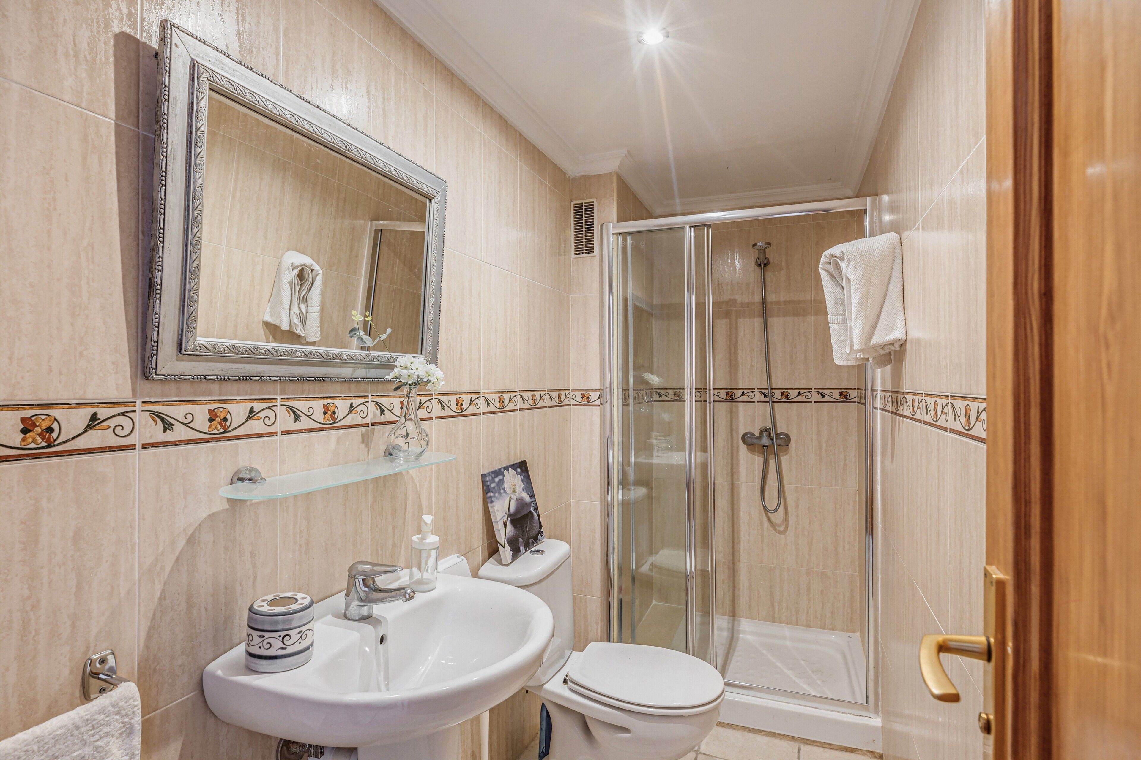 Badkar, hårtork och handdukar