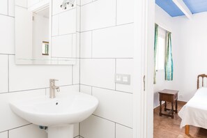 Bathtub, towels