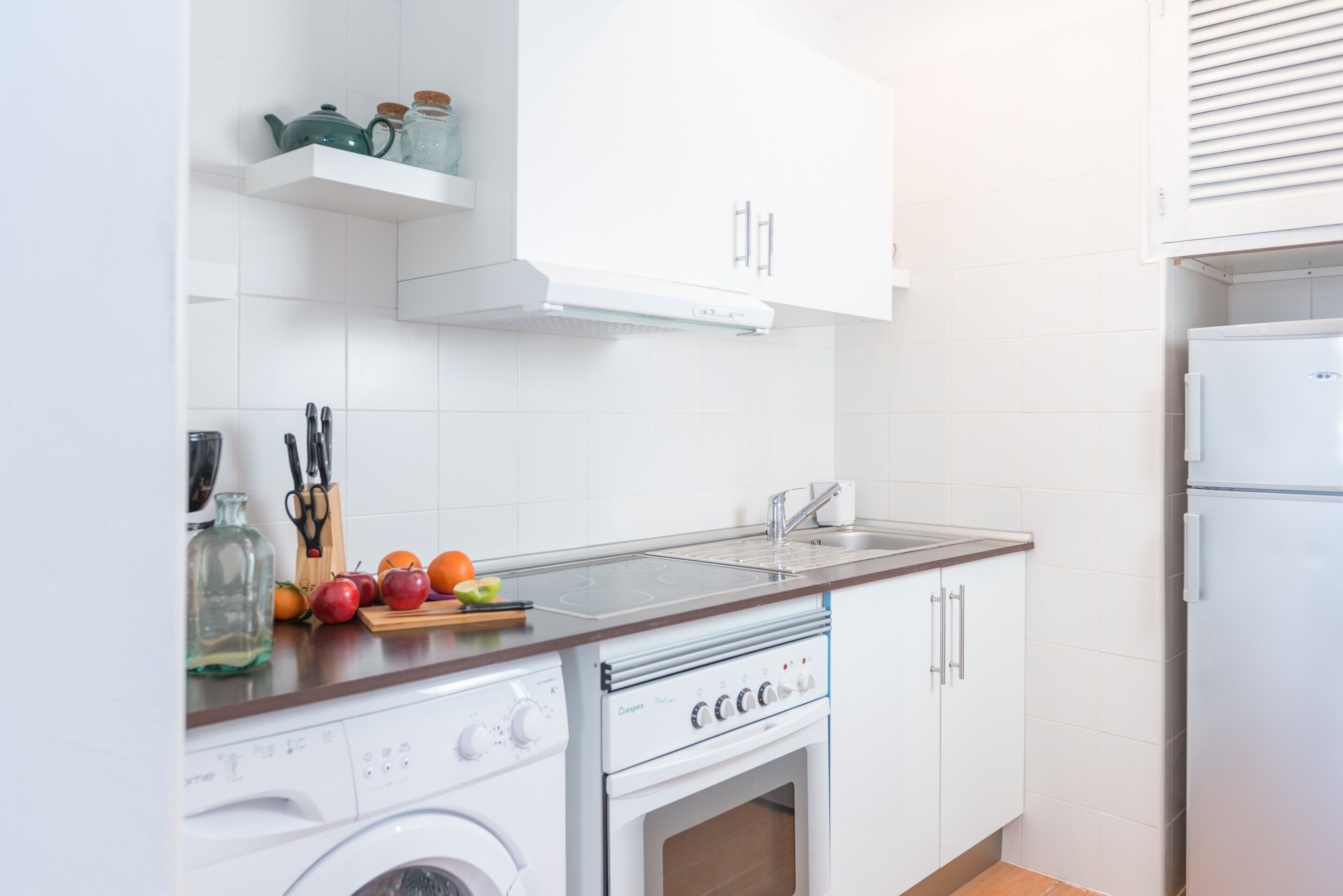 Refrigerador, horno, parrilla de estufa y cafetera y tetera 