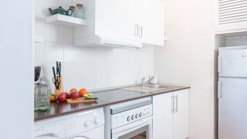 Refrigerador, horno, parrilla de estufa y cafetera y tetera