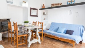 Ein Essbereich mit Tisch, Stühlen und einer Couch.