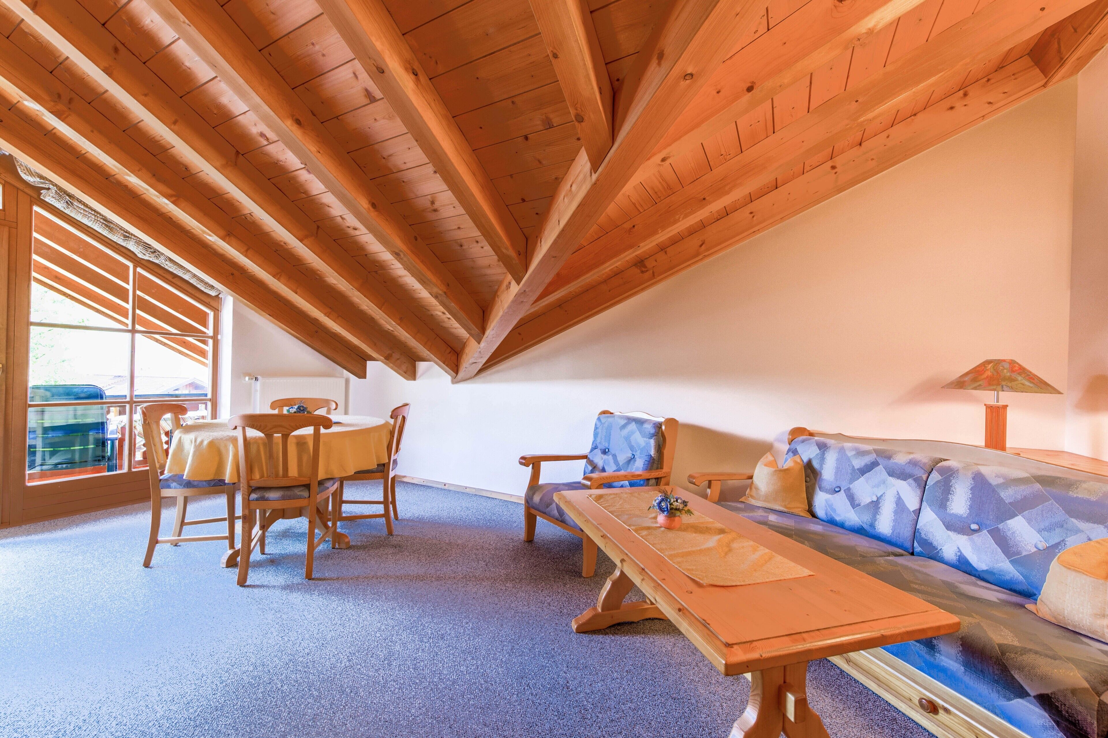 Een televisie en een stereo