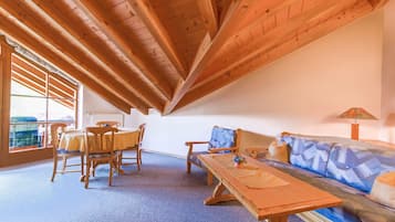 Een televisie en een stereo