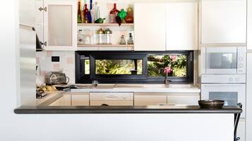 Fridge, microwave, oven, stovetop