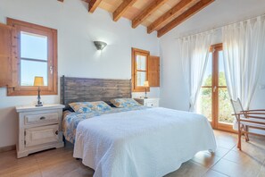 3 bedrooms, iron/ironing board, free WiFi, bed sheets