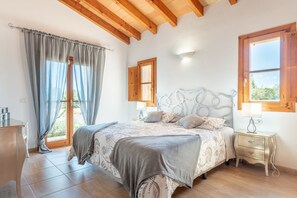 3 slaapkamers, een strijkplank/strijkijzer, gratis wifi, beddengoed