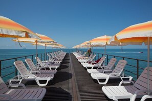 办公桌、遮光窗帘、床单