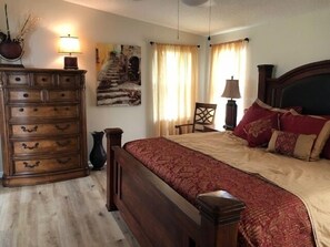 2 habitaciones, escritorio, tabla de planchar con plancha y internet 