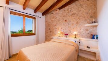 3 bedrooms, iron/ironing board, free WiFi, bed sheets