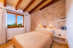 3 slaapkamers, een strijkplank/strijkijzer, gratis wifi, beddengoed