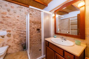 Bañera, secador de pelo y toallas