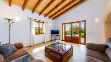 TV, fireplace, DVD player, stereo