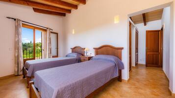 3 makuuhuonetta, silitysrauta/-lauta, ilmainen Wi-Fi, vuodevaatteet