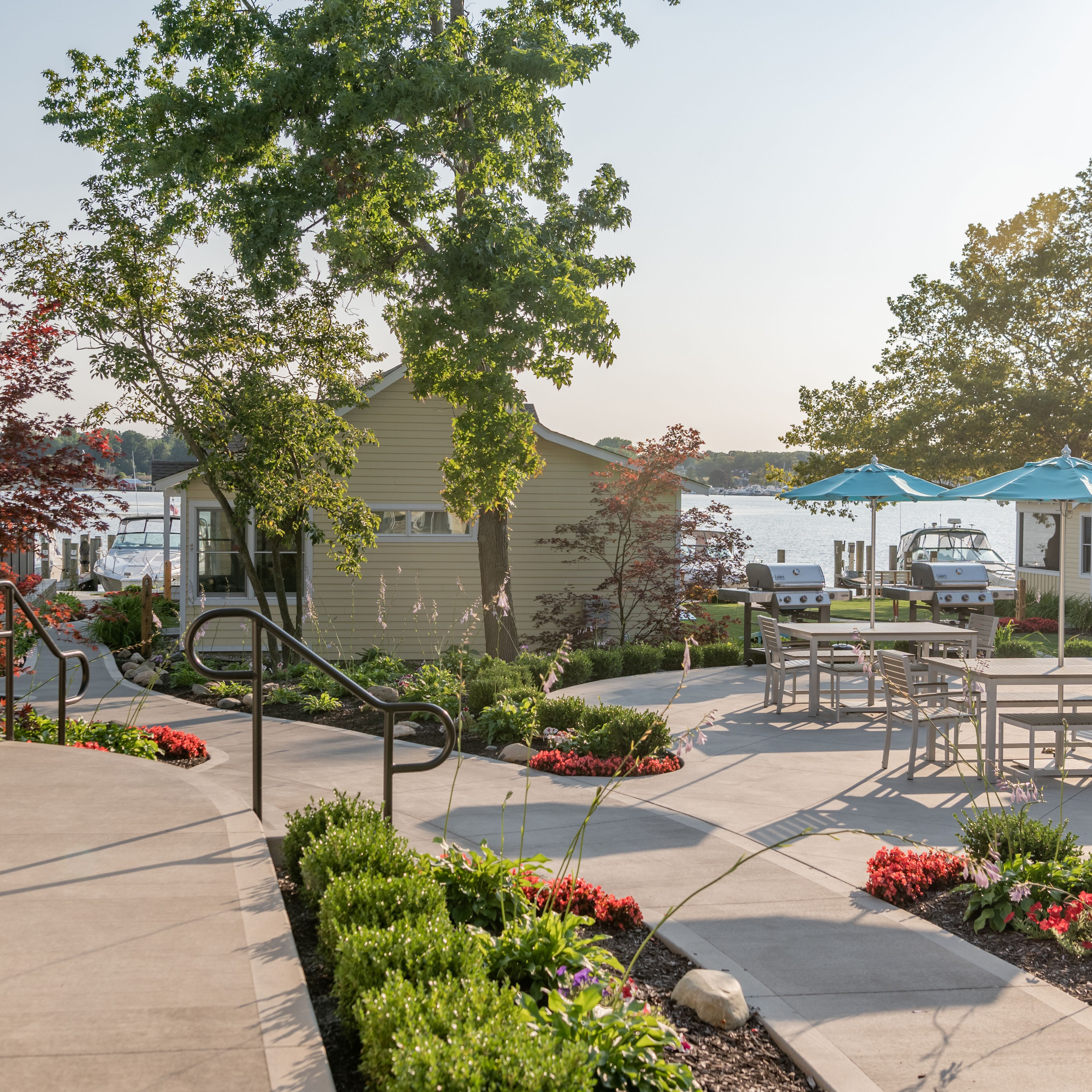 Un espace patio avec des sièges d’extérieur, un barbecue et une vue sur l’eau.