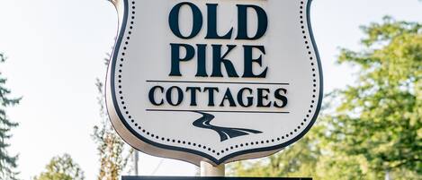 A sign for Old Pike Cottages indicating a vacancy.