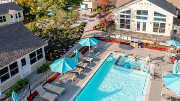 Een seizoensgebonden buitenzwembad