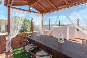 Outdoor dining - Villa "Abraham" with Mountain View, Wi-Fi, Pool & Terrace (Tefía)