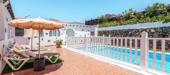 Villa "Abraham" met Uitzicht op de Bergen, WiFi, Zwembad & Terras