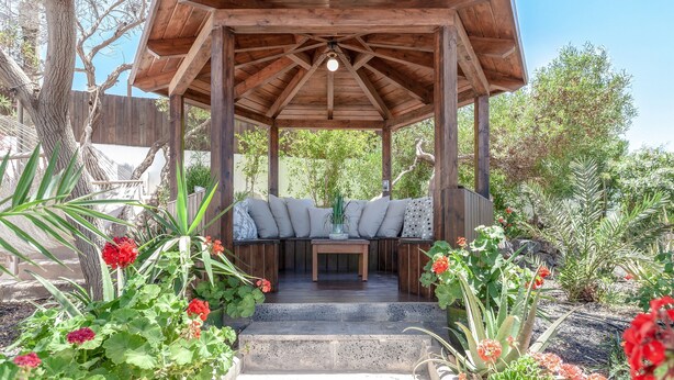 A wooden gazebo with a bench, surrounded by plants and trees. - Villa "Abraham" with Mountain View, Wi-Fi, Pool & Terrace (Tefía)
